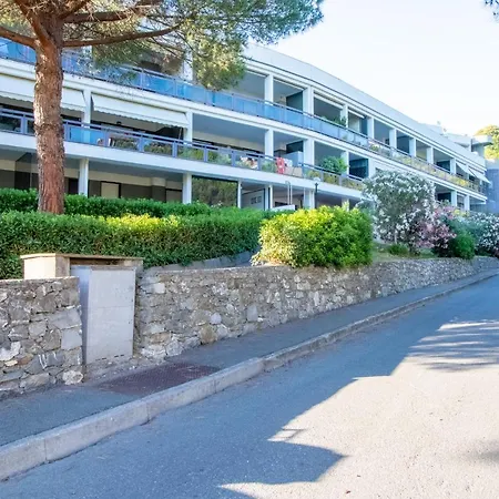 Pine Terrace 公寓 *